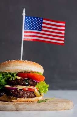 Tepside Amerikan bayrağı olan sığır burger. 