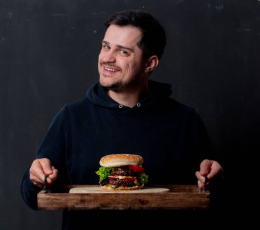 Klasik Amerikan hamburgeri olan adam. 