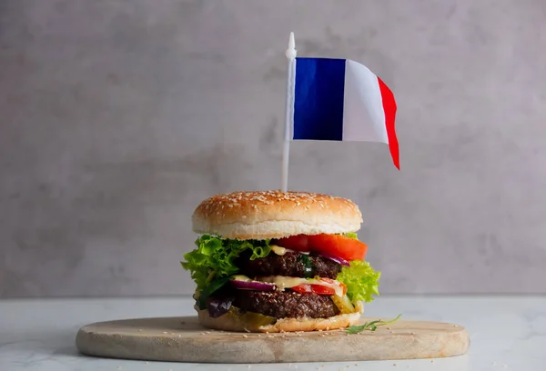 Hamburger Manzo Con Bandiera Francese Sul Vassoio — Foto Stock