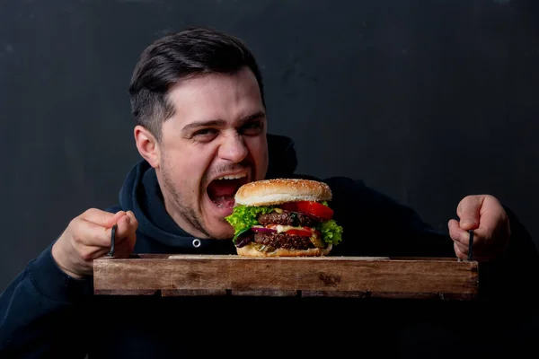 Τύπος Που Τρώει Κλασικό Αμερικάνικο Μπέργκερ — Φωτογραφία Αρχείου