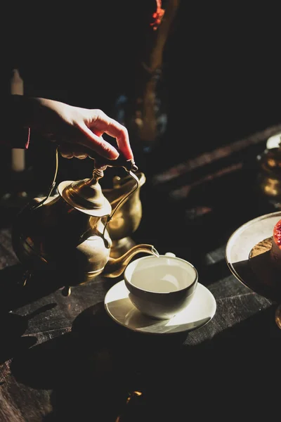 Kobieta Nalewa Herbatę Podczas Przyjęcia Herbacianego Surowym Ciastem — Zdjęcie stockowe