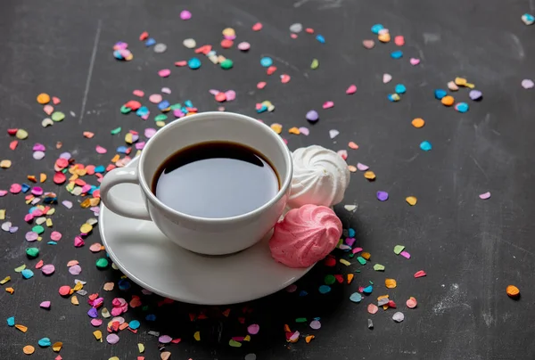 ピンクと白のメレンゲとコーヒー — ストック写真