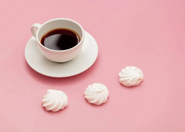 Meringue Kopje Koffie Een Roze Achtergrond — Stockfoto