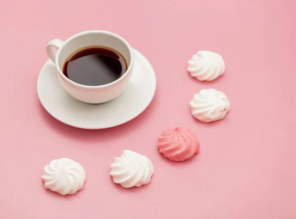 Merengue Taza Café Sobre Fondo Rosa —  Fotos de Stock