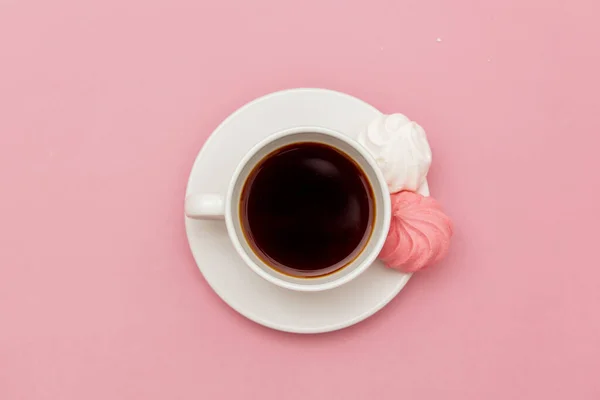 ピンクの背景にメレンゲとコーヒーカップ — ストック写真