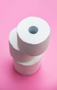 Pembe arka planda tuvalet kağıtları 