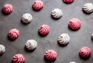 Gri arkaplanda pembe ve beyaz kremalar