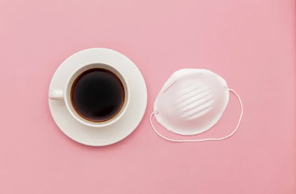 Kopje Koffie Gezichtsmasker Roze Kleurtafel — Stockfoto