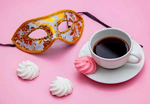 Taza Café Mascarilla Con Merengue Mesa Color Rosa —  Fotos de Stock