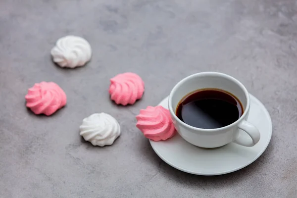 Merengue Taza Café Sobre Fondo Gris —  Fotos de Stock