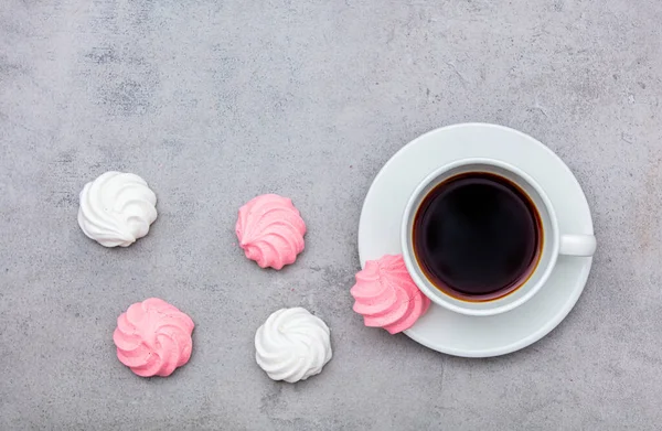 Merengue Taza Café Sobre Fondo Gris —  Fotos de Stock