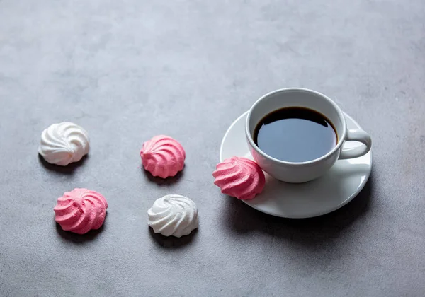 Merengue Taza Café Sobre Fondo Gris —  Fotos de Stock