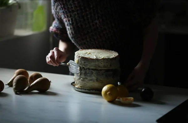 Kadın Mutfağında Armut Olan Bir Pasta Hazırlıyor — Stok fotoğraf