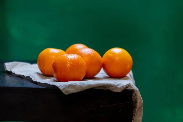 Mandarinas Sobre Una Silla Sobre Fondo Verde —  Fotos de Stock