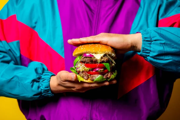 Styl Facet Latach Tych Ubrania Dużym Burgerem Żółtym Tle — Zdjęcie stockowe