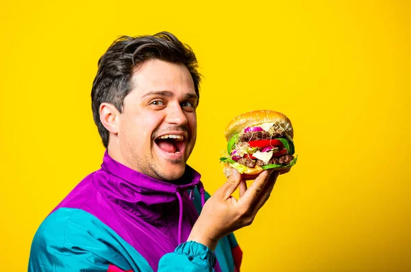 Stijl Man Jaren Kleding Met Grote Hamburger Gele Achtergrond — Stockfoto