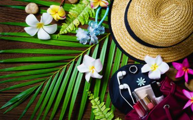 Seyahat kavramı - ahşap doku b kadın çanta malzeme Üstten Görünüm