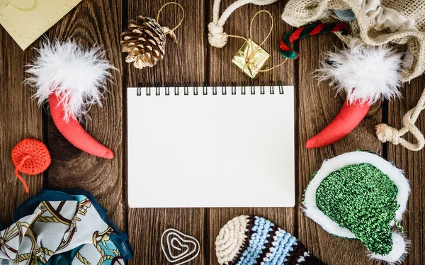 Saudação, Notebook em branco Com decoração de Natal em Bac de madeira — Fotografia de Stock