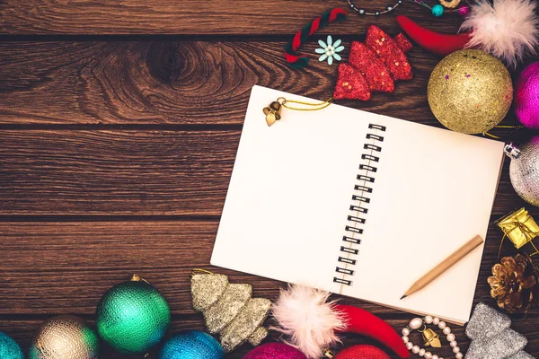 Saludo, Cuaderno en blanco con decoración de Navidad en madera Bac — Foto de Stock