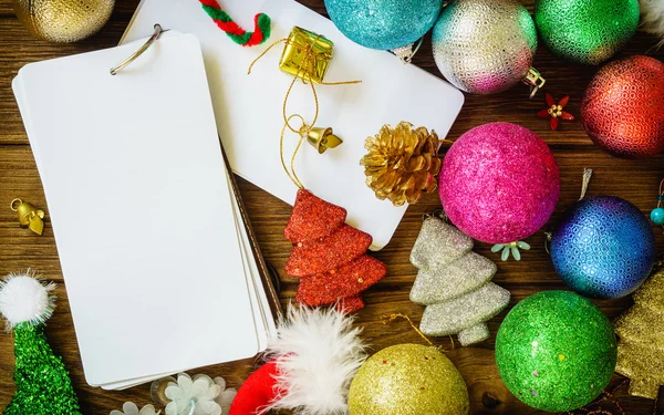 Saludo, Cuaderno en blanco con decoración de Navidad en madera Bac — Foto de Stock