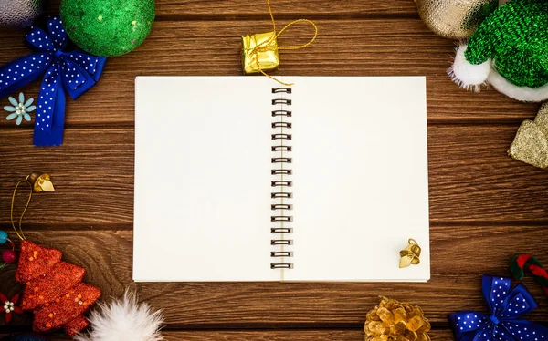 Powitanie, pusty papier notebook z Bożego Narodzenia ozdoba na drewno — Zdjęcie stockowe