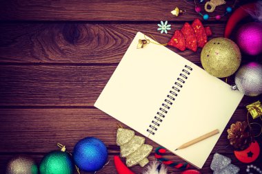 Tebrik, boş kağıt defter ile Noel dekorasyonu ahşap üzerine