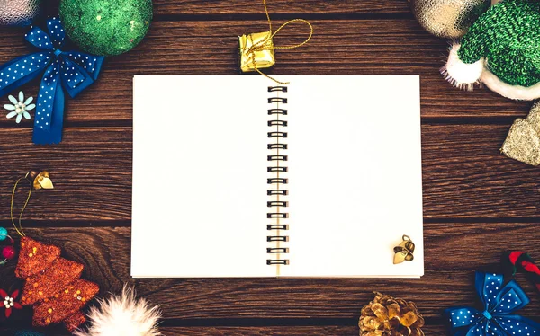 Saludo, Cuaderno de papel en blanco con decoración navideña en madera — Foto de Stock
