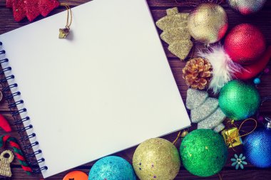 Tebrik, boş kağıt defter ile Noel dekorasyonu ahşap üzerine