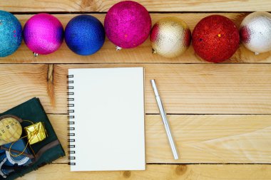 Tebrik, boş kağıt defter ile Noel dekorasyonu ahşap üzerine