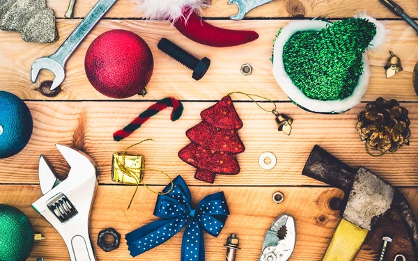 Ahşap arka plan Copce üzerinde Noel dekorasyonu ile kullanışlı alet