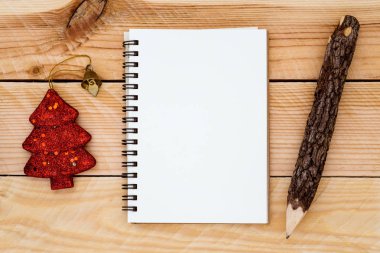 boş boşluk defter kalem ve Noel süsleme ile