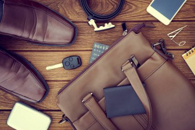 Centilmen set natürmort üstten görünüm: kahverengi deri ayakkabı, walle