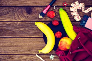 kadın diyet sağlıklı meyve yaşam tarzı kavramı - elma, muz 