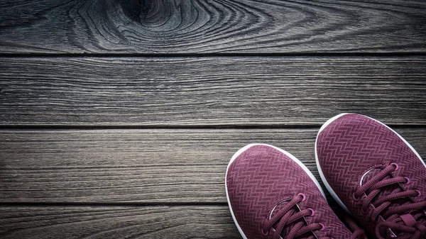 Pár piros cipőt a fából készült háttér. Sport- és fitness-ba — Stock Fotó