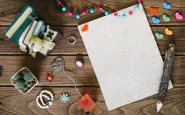 Cuaderno en blanco y accesorios de mujer con corazones a lápiz o — Foto de Stock