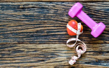 Dumbbell ve ölçme bant ve ahşap zemin, S üzerine kırmızı kalp