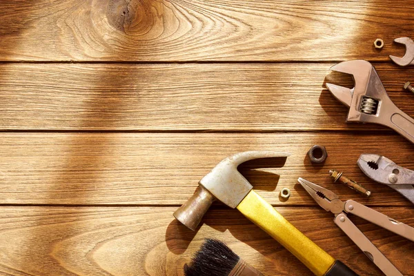 Herramientas sobre fondo de madera con espacio de copia — Foto de Stock