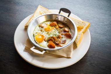 Indochina kızarmış yumurta Topingler ile pan, Thailan gıda Servis Kahvaltı