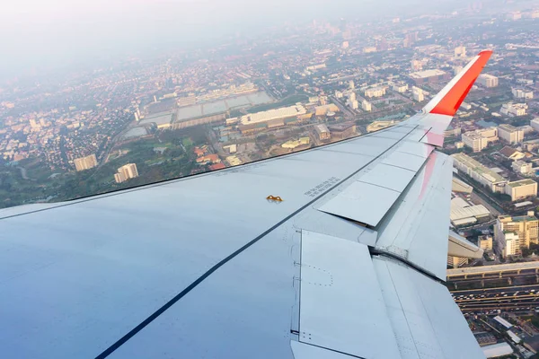 Ala de avião da janela com vista cityscape no chão em Ba — Fotografia de Stock