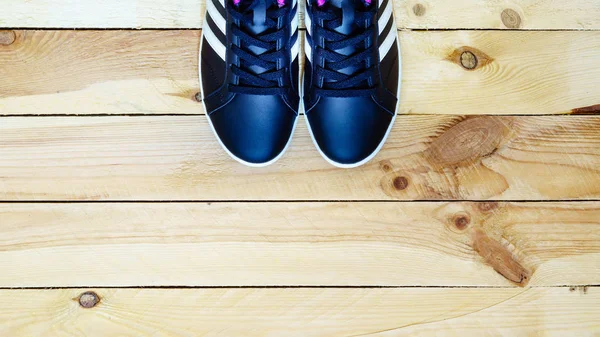 Пара чорного спортивного взуття на дерев'яному — стокове фото