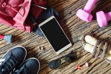 Boş Smartphone ve spor aletleri, Fitness, sağlıklı ve etkin