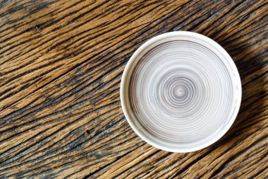 Ahşap arka plan boş toprak tonlarda tabakta. Kopya ile Üstten Görünüm 