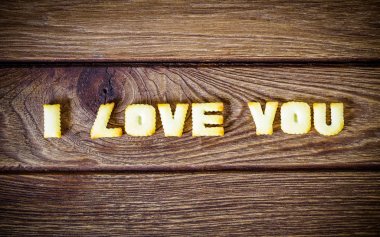 Seni seviyorum. Tuzlu kraker metinden yazdırılan İngilizce Letonyalı olarak