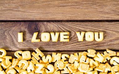 Seni seviyorum. Tuzlu kraker metinden yazdırılan İngilizce Letonyalı olarak