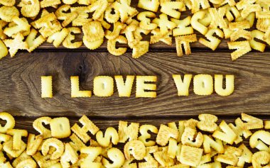 Seni seviyorum. Tuzlu kraker metinden yazdırılan İngilizce Letonyalı olarak