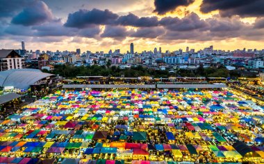 Gece Pazar Ratchada, Bangkok Tayland tren. Ünlü Bangko