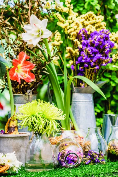 Ev dekorasyon fikir, çiçekler açık bir şişe 