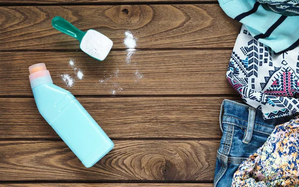 Deterjan ve deterjanlar, üstten görünüm ile elbise yığını