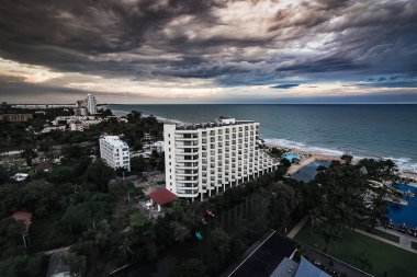 Cha-Am koyu ve Plajı, bulutlu gün Tayland'da. Cha-Am ve Hua Hin