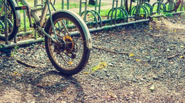 eski bir bisiklet Bisiklet park istasyonunda bir retro vint ile Park